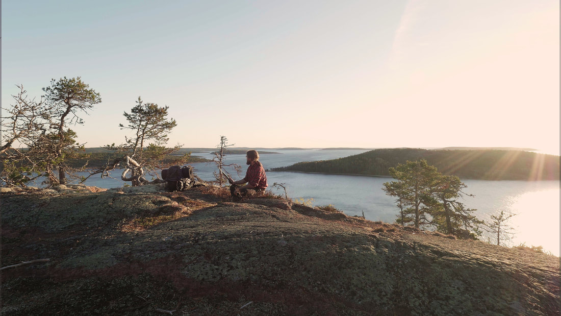 Man som beställer mat online på ett berg