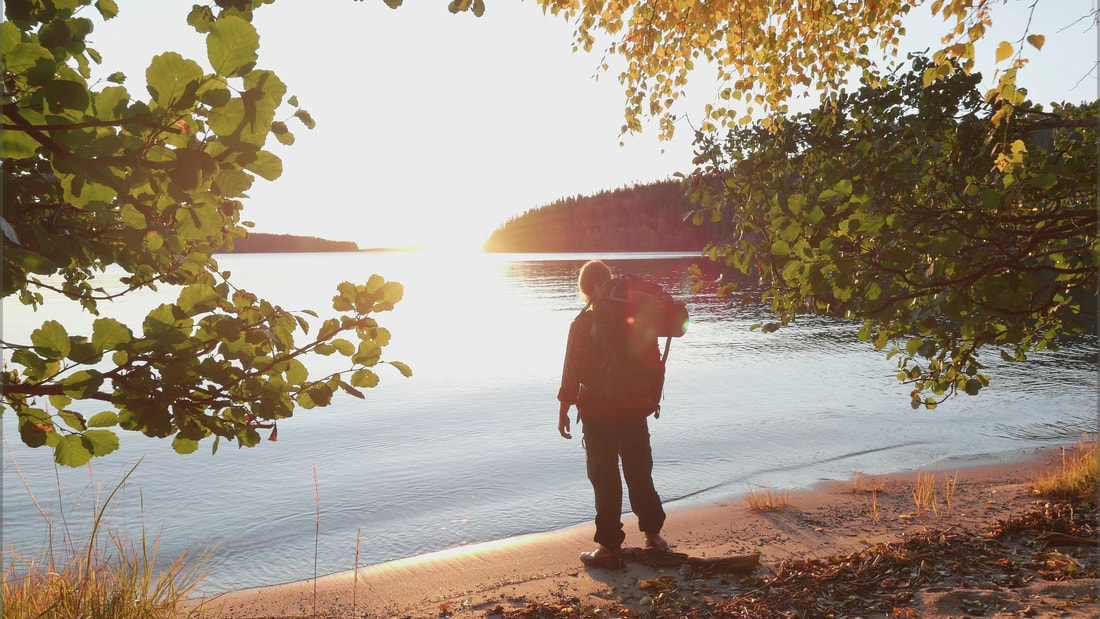 Man som ser ut över soluppgången vid Balesudden