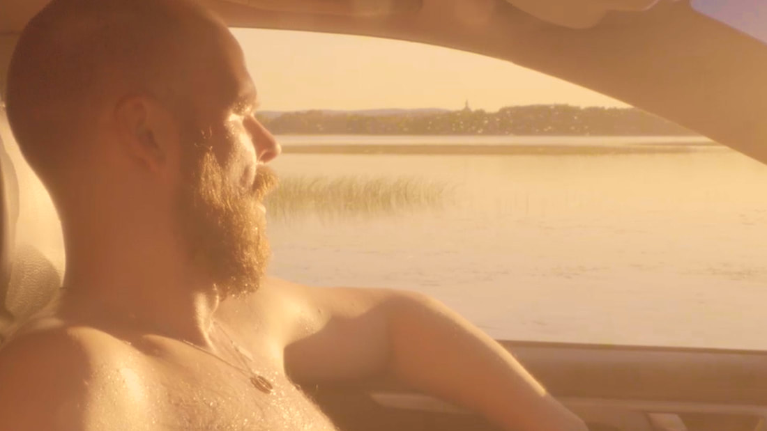 Man bastande i bil — reklamfilm för Aircondition Center