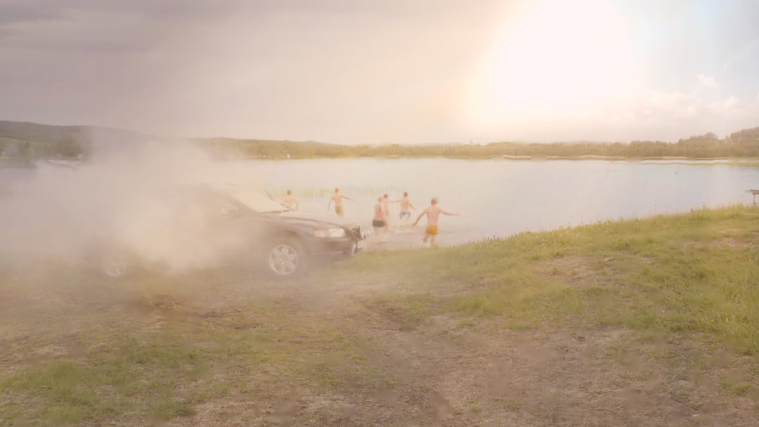 Människor badar efter bastning i bil — reklamfilm för Aircondition Center